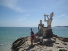 На востоке, на пляже Сае Каев тоже были скульптуры принца и русалки из легенды острова Самет. Они играет на флейте, а русалка приплывает с моря. Жанну тоже заворожила прекрасная музыка. Тайланд