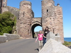 Нагулявшись по берегу моря, мы решили посетить сам Бамбургский замок (Bamburgh Castle), чем так известен этот район. Жанна и Люба у входной арки замка.