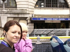 Как и в Эдинбурге, мы купили билет на экскурсионный автобус и поехали смотреть достопримечательности Лондона, сидя на втором открытом этаже, и слушая через наушники (на русском языке), какие известные места мы проезжаем. На этой фотографии я, Жанна и Люба проезжаем по улице Бэйкер Стрит, на которой расположен музей Шерлока Холмса.