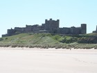 Вид со стороны Северного Моря (North Sea) на красивый замок Бамбург (Bamburgh Castle). Этот древний замок находится на севере Англии (England) в графстве Нортумберленд (Northumberland), не очень далеко от южных границ Шотландии (Scotland). Первые упоминания о замке аж с 547 года, а в начале 20го века этот замок купил английский промышленник Уильям Армстронг и завершил восстановление замка, превратив его в свою резиденцию и музей.