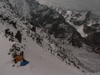 Так выглядел наш лагерь на перевале Теримтор на высоте 4000 м над уровнем моря. Палатки были установлены прямо на самом перевале, т.к. другие обычные места для палаток были занесены мокрым снегом и ледник слева от перевала немного поменял свою геометрию за последние годы.Справа на фото можно видель маленький кусочек озера Ала-Куль, выглядывающего из-за раздельного гребня.Мы собираемся для спуска вниз к приюту "Сирота". Попытки восхождения на пик Пржевальского мы предпринимать не будем, хоть по высоте и осталось всего набрать 273 метра.