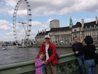 Лондонский глаз (англ. London Eye) — одна из достопримечательностей столицы Великобритании и является одним из крупнейших колёс обозрения в мире. Высота 135 метров. Рядом с колесом обозрения находится Лондонский Аквариум (London Aquarium), куда мы и собрались.