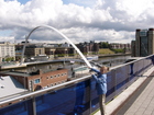 Вид со стоянки у концертного комплекса Sage Gateshead на известный мост Миллениум в Ньюкасле. Немного правее видно здание выставочного комплекса "Балтик" (Baltic). Любашка решила поддержать мост, чтобы тот не упал.