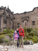 Кто-то из прохожих любезно предложил нам свою помочь, чтобы сделать нашу семейную фотографию в Эдинбургском замке. Я, Жанна и Люба на фоне Scottish National War Memorial - Шотландского Мемориала, посвященного народной войне.