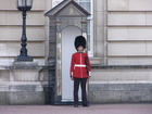 Красавчик-солдат из караула Букингемского Дворца в Лондоне. Интересным зрелищем является смена караула у Букингемского дворца. В ярко-красных мундирах и высоких мохнатых медвежьих шапках солдаты караула стоят в караульных будках по периметру дворца. Множество людей собираются перед дворцовой решеткой, чтобы посмотреть на церемонию, когда стражи парадным строем проходят от дворца Сент-Джеймс вниз по Мэллу и старый караул вручает новому караулу ключи от дворца!