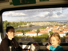 Жанна и Люба в поезде Эдинбург-Ньюкасл. За окном открывается вид на реку Туид (Tweed) и город Берик-апон-Туид (Berwick-upon-Tweed), который находится на самом берегу Северного моря.