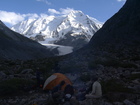 Наш следующий лагерь был недалеко от ледника пика Каракольского. Поставили мы палатки когда уже начинало смеркаться. Развели костерок (там росли кусты. среди которых мы собирали сухие веточки), согрели чай и сварили поесть. Немного обсудили прошедший день - и спать.