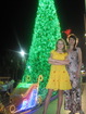 Люба и Жанна у рождественской елки, установленной у торгового центра Royal Garden Plaza, Паттайя