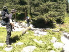 Через час доходим до следующей речушки, которая течет со стороны ущелья, где расположен перевал Телеты (высота около 3200м), разделяющий ущелье Каракол и Джеты-Огуз. Впереди Грег, позади Эрвин.