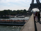 Нам предложили взять экскурсию по реке на теплоходике по центру Парижа. Мы согласились и пошли к пристани.