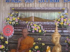 Тело монаха забальзамировано и находится в склепе, позади восковой фигуры, которая на переднем плане. Какая-то легенда там имеется про этого монаха в Тайланде, но мы не запомнили. Вообще этот храм называется Wat Ham Seh. И знаменит своей пещерой, где монах обнаружил тигра, которые его, видимо, не съел. В Интернете, я смотрю, таких мест несколько в Тайланде.