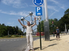 Поехали мы навестить друзей в Брюсселе. Друзья (Bernard и Myriam), коренные брюссельцы, решили устроить нам небольшую экскурсию по городу, тем более 21 июля Брюссель справлял Национальный День. На фото: я на фоне сооружения "the Atomium" - структуры углерода или атома железа.
