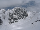 Однажды нам открылся все-таки вид на вершину пика Пржевальского. Вот такой он - Пик Пржевальского высотой 4271м со стороны перевала Теримтор. Обычно с перевала идут на вершину по правому гребню. И обычно снега наблюдается намного меньше в это время.