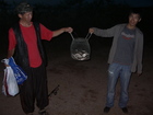 С наступлением темноты мы собрали наши снасти, переложили рыбку в садок и были готовы отправиться с нашим уловом домой, в Каракол. На фото: счастливые рыбаки Руслан и Азат с нашим уловом.