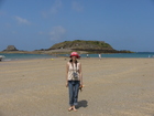 While we were walking on the St-Malo fortress walls the water went away with ebb and we could go to the first isle by the special trail.