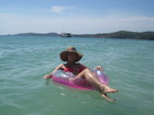 Жанна устроилась на круге. Остров Самет. Тайланд. Прекрасный пляж, море, солнце, песок - беззаботный отдых.