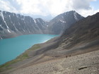 Обернувшись назад, перед самым перевалом Ала-Куль, я сфотографировал открывшийся отсюда вид на озеро Ала-Куль, которое уже сменило цвет на более синеватый, на то место (полка, или вал, оставшийся от ледничка?), где мы отдыхали недавно, на тропинку, по которой подымались Асхат и Алина к перевалу Ала-Куль.