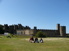 При входе в замок Олнуик (Alnwick) мы нашли очень красивую полянку. Поставив фотоаппарат на автосъемку, мы устроились на траве, а позади нас возвышается замок, где находилась школа чародейства и волшебства Хогварц, в которой обучался Гарри Поттер.