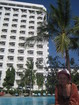 Вот он отель Гранд Жомтьен Пэлэс (Grand Jomtien Palace), в котором мы жили во премя нашего пребывания в Паттайе. Я посетил хороший бассейн при отеле лишь в предпоследний день, в то время как мои девчата почти ежедневно его посещали. Есть еще один бассейн на крыше второго корпуса (вход с четвертого этажа главного здания). В общем место хорошее, всем советую. Недавно там был сделан ремонт, может быть нам поэтому отель показался очень приятным.