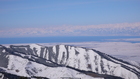 Озеро Иссык-Куль зимой - фотография, сделанная в январе 2008 года с трассы горнолыжной базы Каракол с высоты 2700м.
