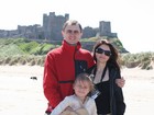 Фото из Великобритании на память: я, Жанна и наша дочка Любашка на фоне замка Бамбург (Bamburgh castle) в Англии, побережье Северного моря.