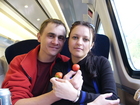 Я, Жанна и клубника в поезде, который несет нас из Эдинбурга (Шотландия) в город Ньюкасл (Англия). Люба с другой стороны объектива, спасибо за фото.