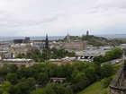 Так как замок Эдинбурга расположен на горе, которая возвышается над городом, то вид с крепостных стен вниз был впечатляющим. Видно было и море, и железнодорожный вокзал Эдинбурга, и монумент Вальтеру Скотту (Scott Monument) и отель The Balmoral.