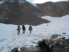 Асхат, Алина и Жаныл "доштурмовывают" снежное поле. Здесь, по окончании снега, мы решили немного передохнуть, дождаться всех и окинуть взглядом перевал Ала-Куль и спуск, которые мы преодолели. Кстати отсюда видны несколько путей подъема-спуска на перевал Ала-Куль с востока.